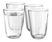 Vier klare Facettengläser, eines mit sprudelndem Wasser gefüllt, aus seitlicher Perspektive fotografiert.