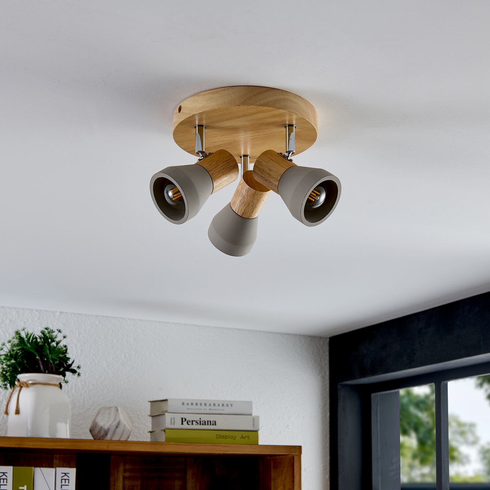 Deckenstrahler mit drei verstellbaren Spots aus Holz und Metall, Perspektive von unten