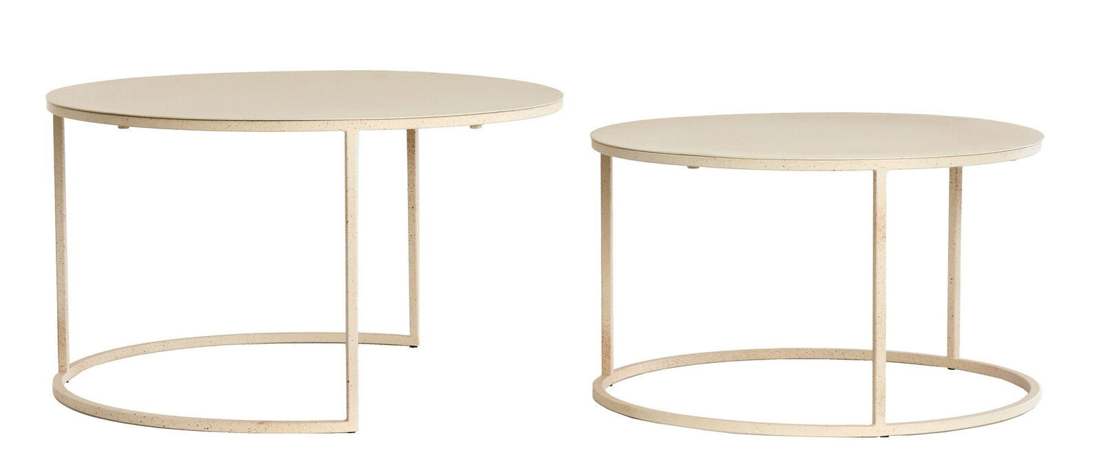 Zwei runde Couchtische in hellem Beige mit minimalistischen Metallgestellen, seitliche Perspektive.