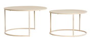 Zwei runde Couchtische in hellem Beige mit minimalistischen Metallgestellen, seitliche Perspektive.