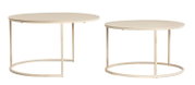 Zwei runde Couchtische in hellem Beige mit minimalistischen Metallgestellen, seitliche Perspektive.
