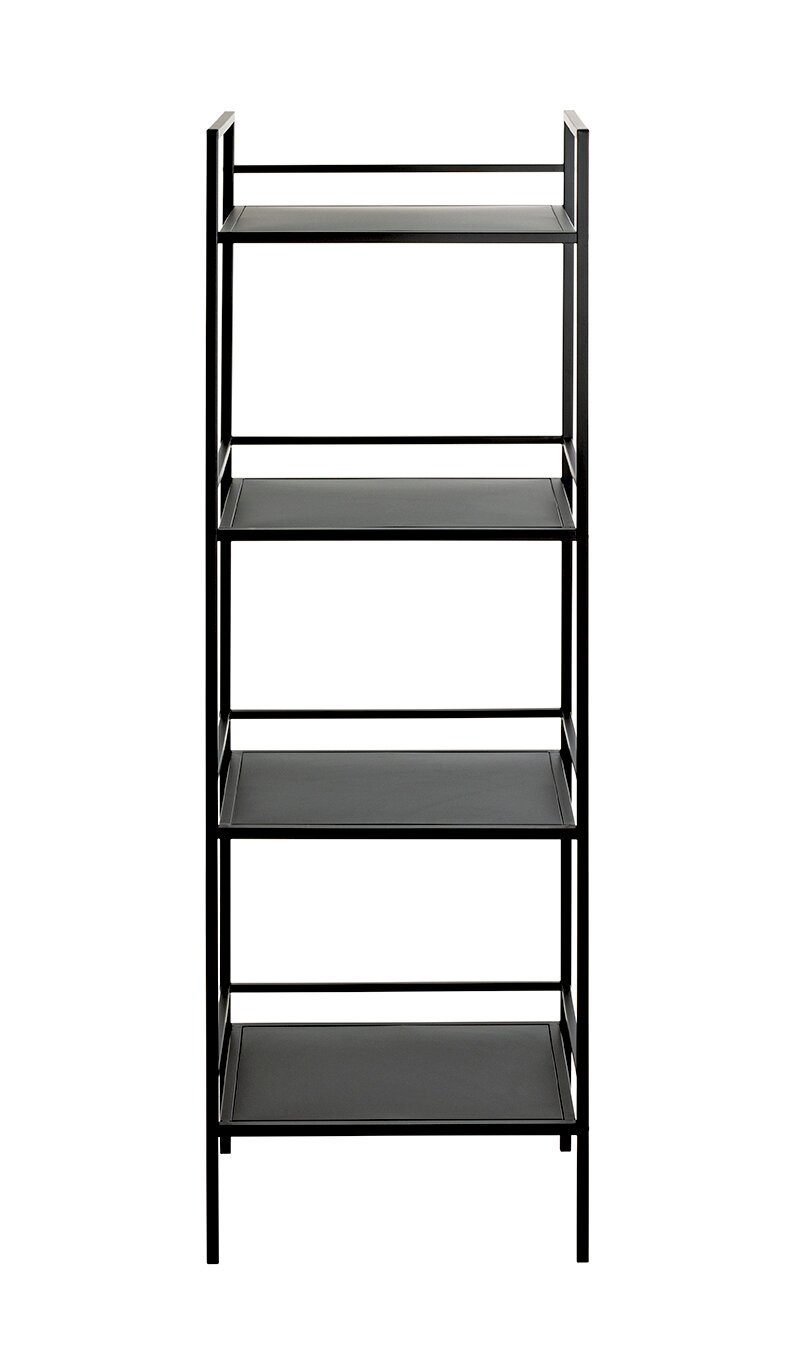 Schmales, schwarzes Metallregal mit vier Ablageböden im minimalistischen Design, freigestellt auf weißem Hintergrund, Frontansicht.