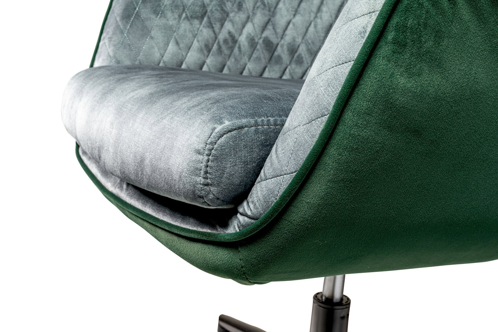 Nahaufnahme eines grünen Drehstuhls mit gepolstertem Sitz und gestepptem Rückenteil, seitliche Perspektive