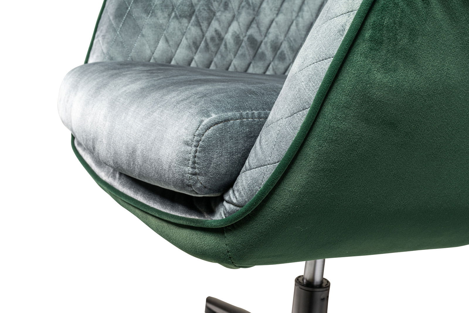 Nahaufnahme eines grünen Drehstuhls mit gepolstertem Sitz und gestepptem Rückenteil, seitliche Perspektive