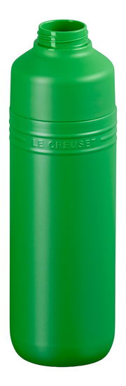 Grüne Trinkflasche aus Kunststoff mit geöffneter Oberseite, seitliche Perspektive