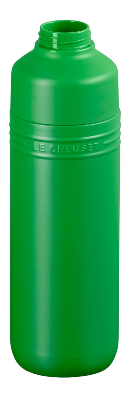 Grüne Trinkflasche aus Kunststoff mit geöffneter Oberseite, seitliche Perspektive