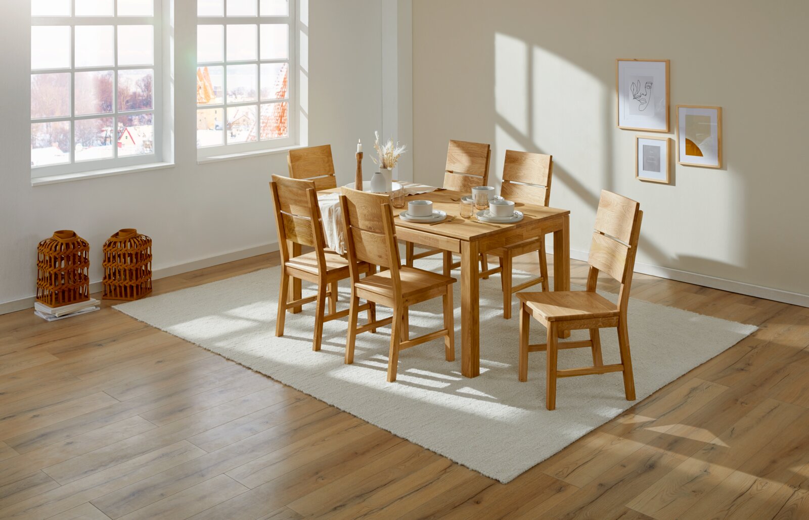 Z2 Esstisch HENDRIK Esszimmer mit einem Holzesstisch und sechs passenden Holzstühlen, seitliche Perspektive