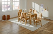 Esszimmer mit einem Holzesstisch und sechs passenden Holzstühlen, seitliche Perspektive