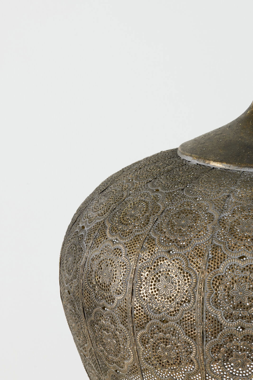 Detailansicht einer Hängeleuchte mit filigranem, orientalischem Muster in antikem Messing-Finish.