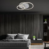 Moderne LED Deckenleuchte mit LEDDots in einem stilvollen Schlafzimmer, von unten betrachtet.