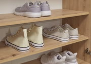 Schuhregal aus Holz mit verschiedenen Schuhen, seitliche Perspektive