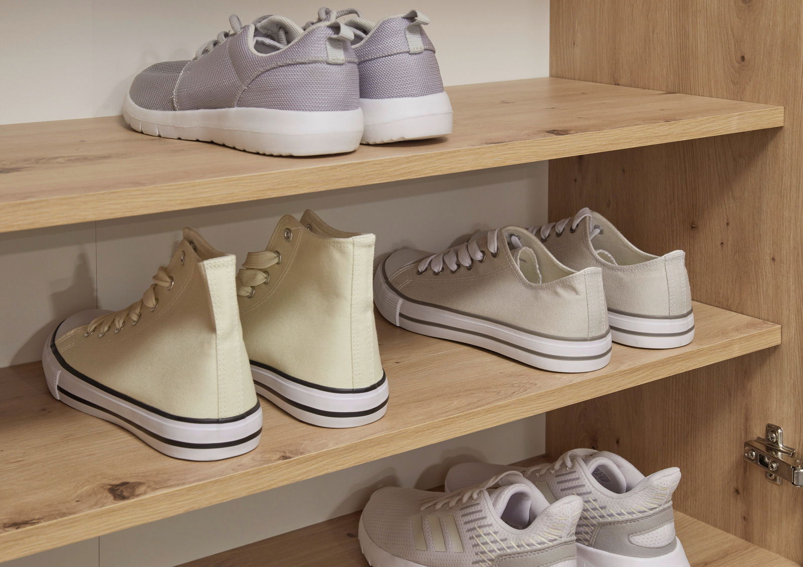 Schuhregal aus Holz mit verschiedenen Schuhen, seitliche Perspektive