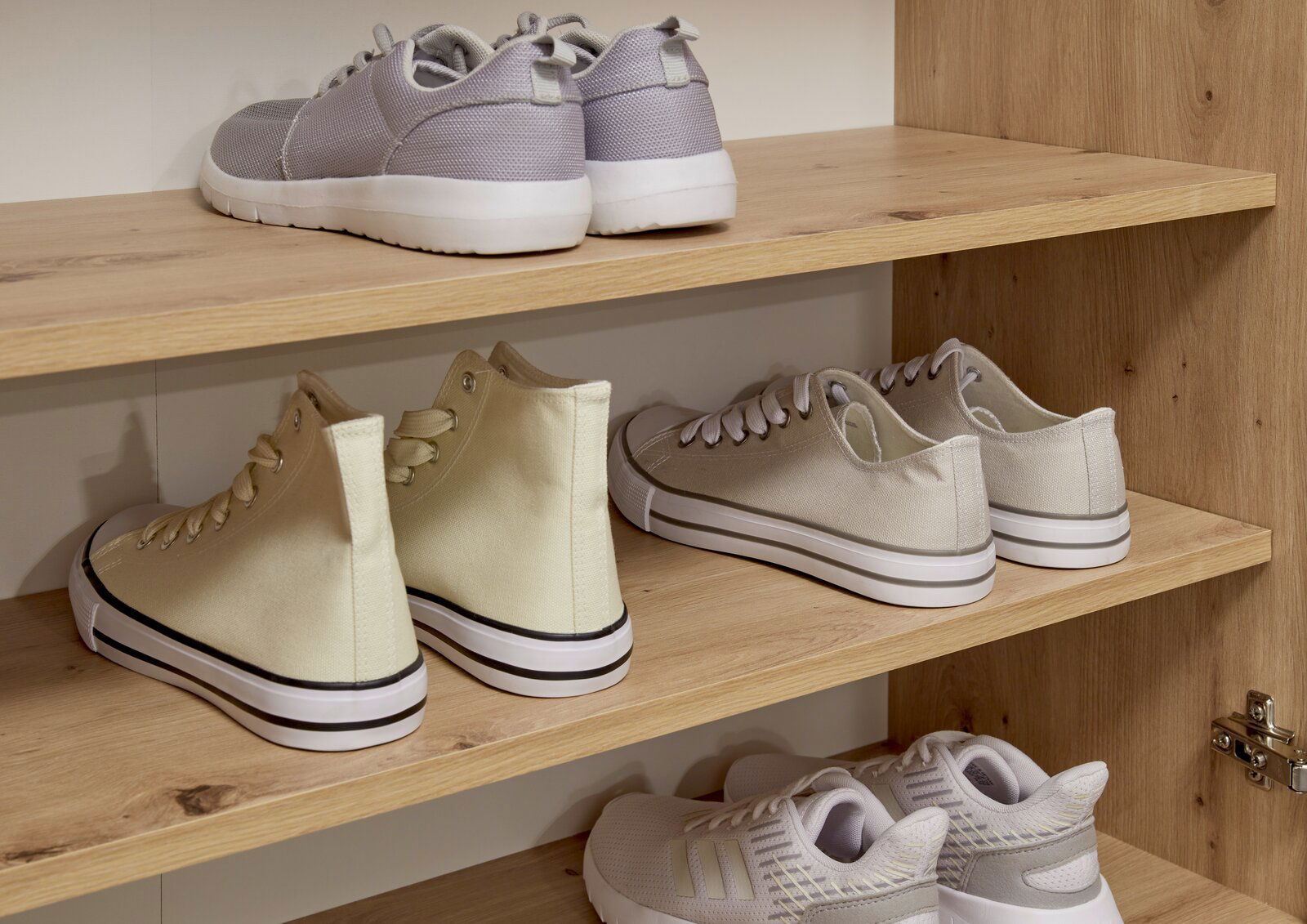 Schuhregal aus Holz mit verschiedenen Schuhen, seitliche Perspektive