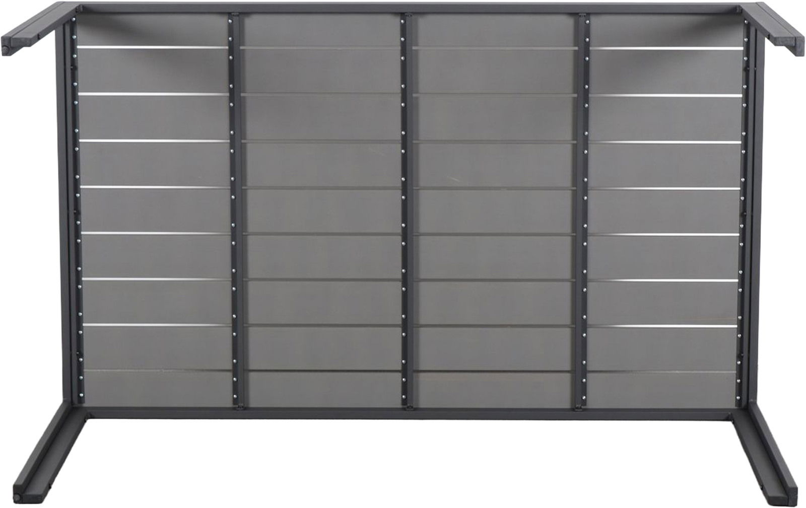 Unteransicht eines Gartentisches mit Metallrahmen und horizontalen Streben.