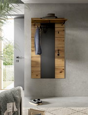 Wandgarderobe im Industrial-Design aus massivem Holz und schwarzer Metallrückwand mit Ablage, Kleiderhaken und Schlüsselhaken, frontal aus leicht erhöhter Perspektive fotografiert.