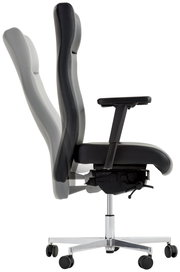 Seitliche Ansicht eines verstellbaren Chefsessels mit Armlehnen und Rollen.