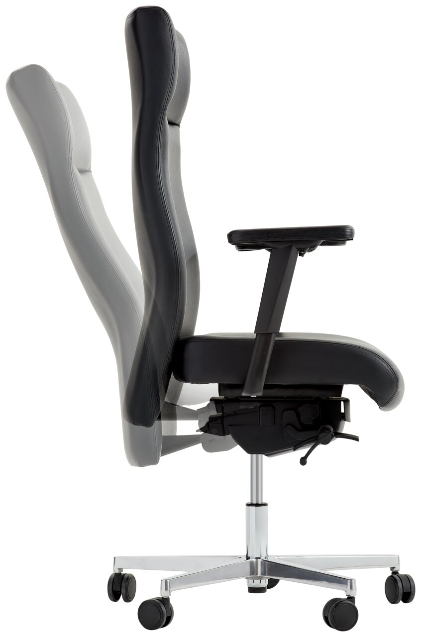Seitliche Ansicht eines verstellbaren Chefsessels mit Armlehnen und Rollen.