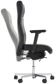 Seitliche Ansicht eines verstellbaren Chefsessels mit Armlehnen und Rollen.