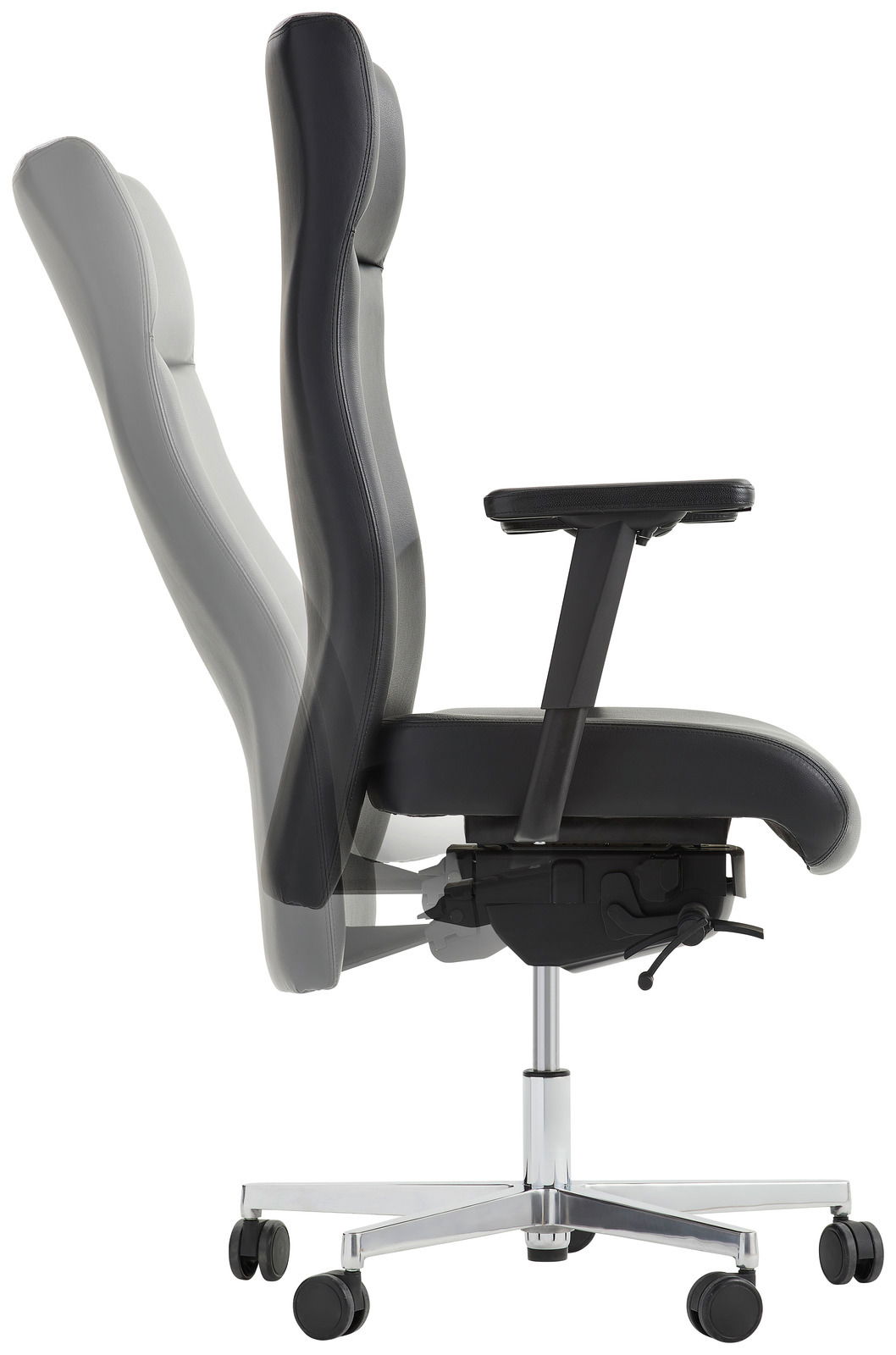 Seitliche Ansicht eines verstellbaren Chefsessels mit Armlehnen und Rollen.