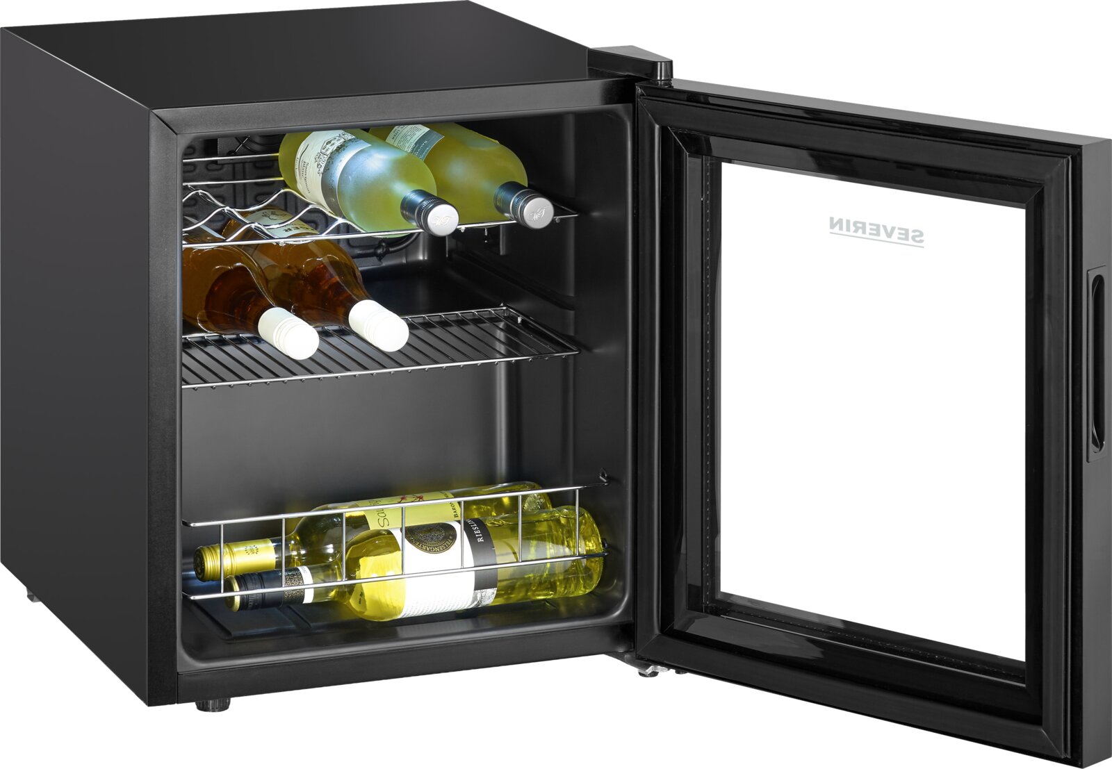 Schwarzer Weinkühlschrank mit geöffneter Glastür und mehreren Weinflaschen auf Drahtregalen, schräg von vorn rechts fotografiert