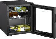 Schwarzer Weinkühlschrank mit geöffneter Glastür und mehreren Weinflaschen auf Drahtregalen, schräg von vorn rechts fotografiert
