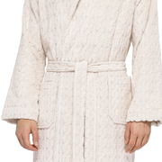 Nahaufnahme eines cremefarbenen Kapuzenmantels mit Gürtel und Taschen, Vorderansicht