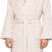 Nahaufnahme eines cremefarbenen Kapuzenmantels mit Gürtel und Taschen, Vorderansicht