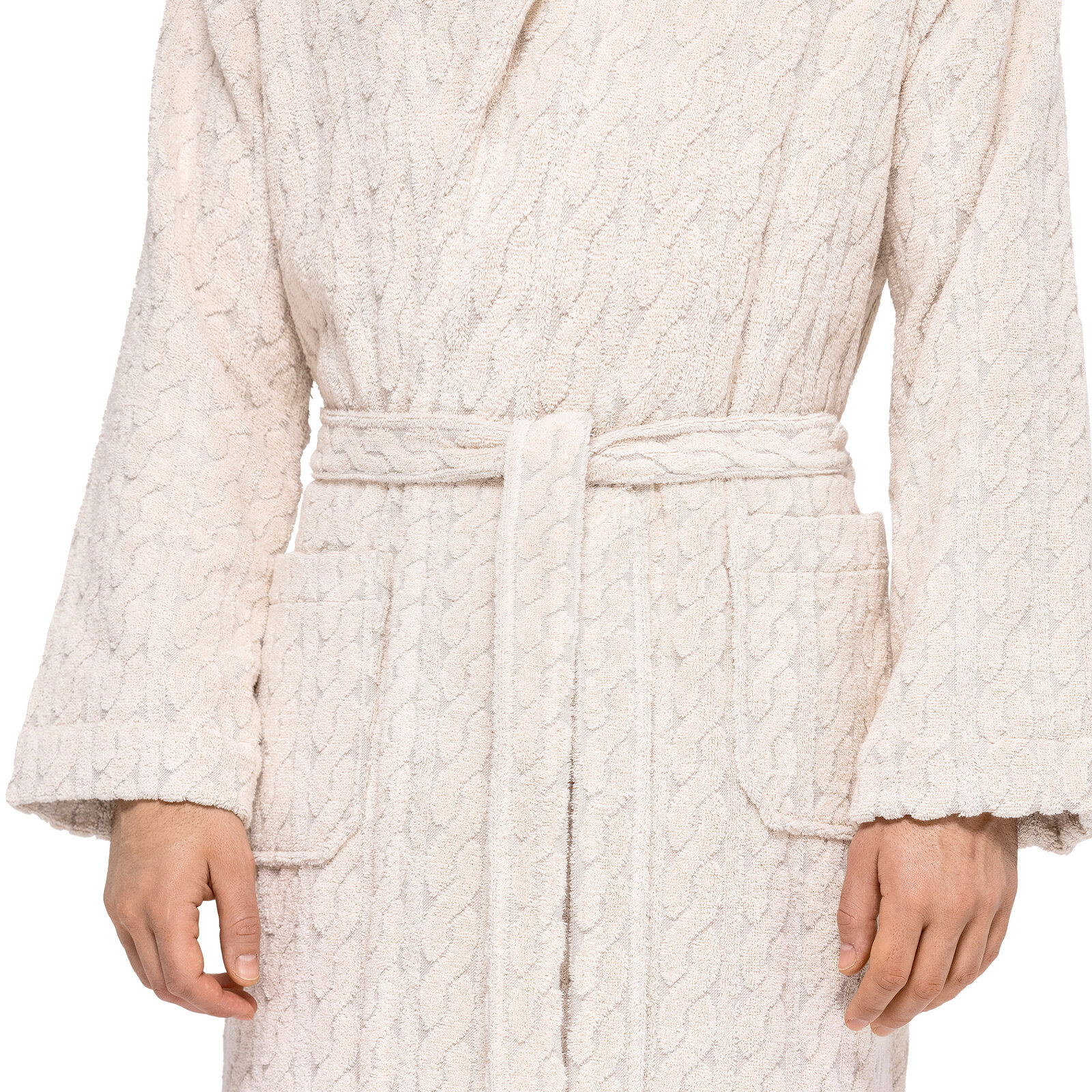 Nahaufnahme eines cremefarbenen Kapuzenmantels mit Gürtel und Taschen, Vorderansicht