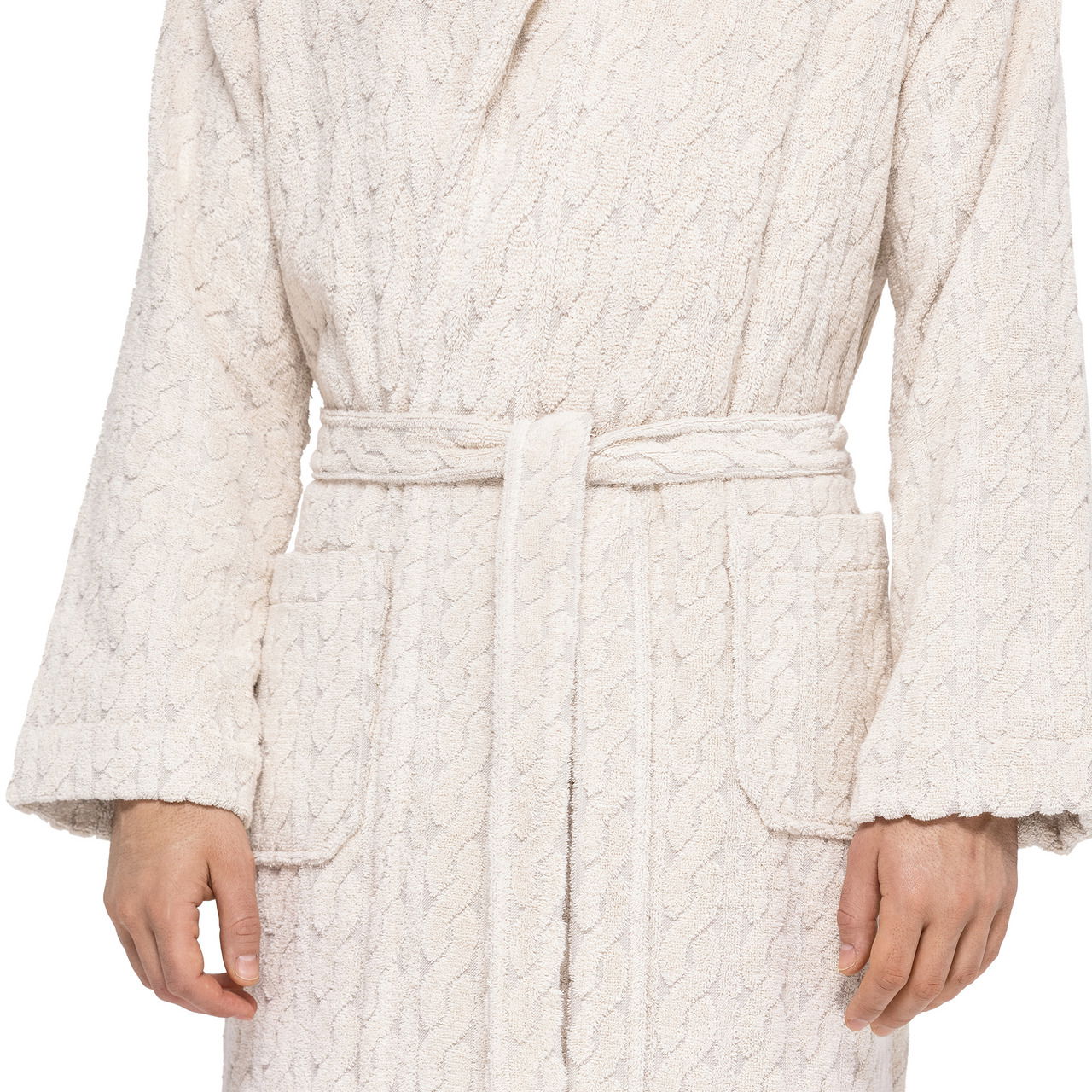 Nahaufnahme eines cremefarbenen Kapuzenmantels mit Gürtel und Taschen, Vorderansicht