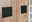 Nahaufnahme eines Highboards aus Holz mit schwarzen Metallplatten, die mit 'DOCK 03' beschriftet sind. Perspektive von vorne.