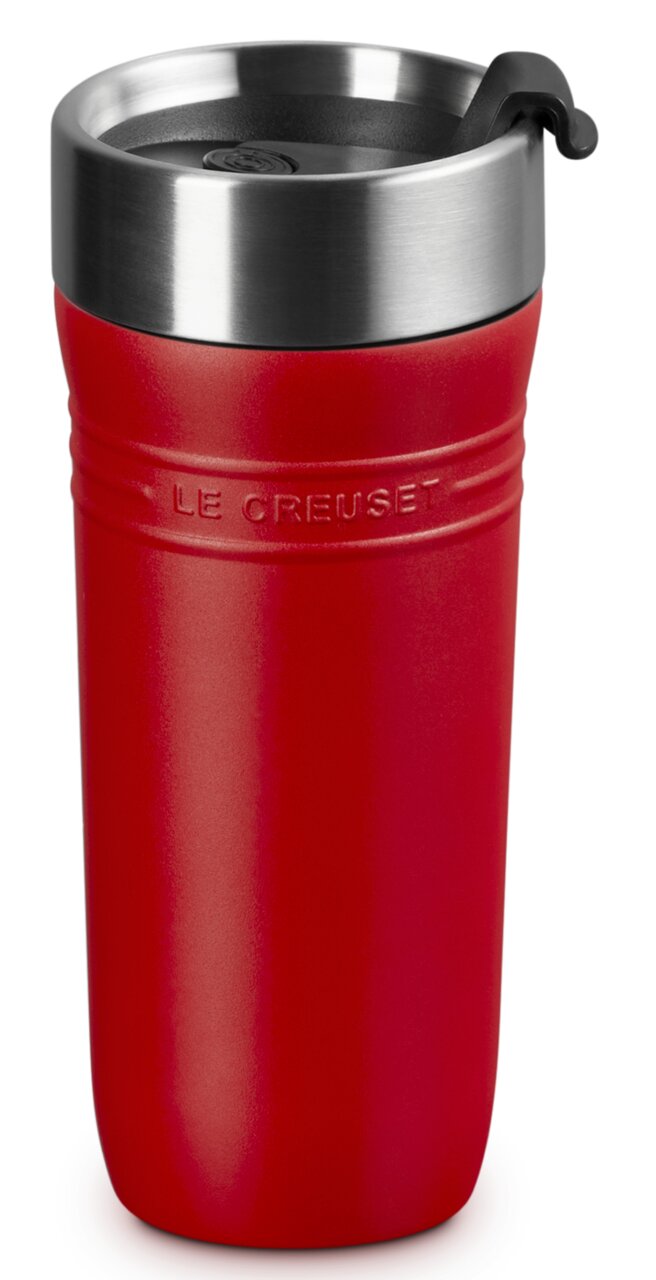 LE CREUSET Thermobecher Kirschrot ON THE GO Roter Thermobecher 350ml mit Edelstahlrand und Deckel, seitliche Ansicht