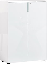 Weißer, niedriger Aktenschrank mit zwei Türen und Schloss, seitliche Perspektive