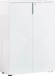 Weißer, niedriger Aktenschrank mit zwei Türen und Schloss, seitliche Perspektive