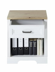 Frontale Ansicht eines weißen Rollcontainers der Serie JUDITH mit einer Holzplatte, einer offenen Schublade und einem Fach mit Ordnern und Büchern.