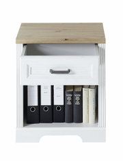 Frontale Ansicht eines weißen Rollcontainers der Serie JUDITH mit einer Holzplatte, einer offenen Schublade und einem Fach mit Ordnern und Büchern.