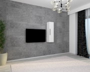 Modernes Wohnzimmer mit grauer Betonwand: wandmontierter schwarzer Flachbildfernseher und schlanker weißer Wandschrank/Regal, perspektivisch in leichter Schrägansicht von vorn aufgenommen.