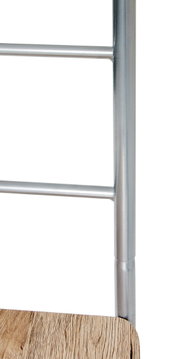 Detailaufnahme eines silberfarbenen Metallrahmens mit Querstreben und einer Holzsitzfläche, seitliche Perspektive