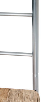 Detailaufnahme eines silberfarbenen Metallrahmens mit Querstreben und einer Holzsitzfläche, seitliche Perspektive