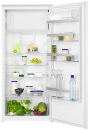 Offener Einbaukühlschrank mit verschiedenen Lebensmitteln, fotografiert aus der Frontperspektive.