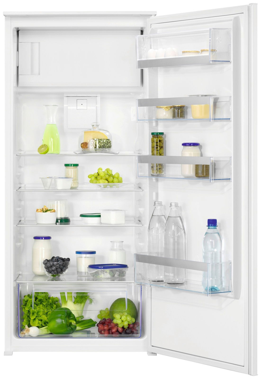 Offener Einbaukühlschrank mit verschiedenen Lebensmitteln, fotografiert aus der Frontperspektive.