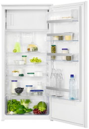 Offener Einbaukühlschrank mit verschiedenen Lebensmitteln, fotografiert aus der Frontperspektive.