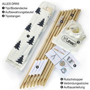 Tipi-Zelt-Set mit Baum-Muster, bestehend aus Tipi/Bodendecke, Aufbewahrungsbeutel, Tipistangen, Rutschstopper, Verbindungsstücke und Aufbauanleitung. Draufsicht auf alle Komponenten.
