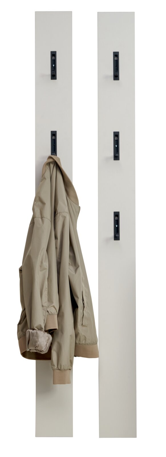 Zwei hohe weiße Wandgarderoben-Paneele mit mehreren schwarzen Hakenleisten; an einem Haken hängt eine beige Jacke, Frontansicht.