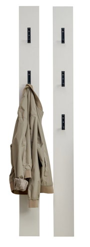 Zwei hohe weiße Wandgarderoben-Paneele mit mehreren schwarzen Hakenleisten; an einem Haken hängt eine beige Jacke, Frontansicht.