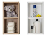 Zwei Hängeboxen der Serie FILOU, eine in Holzoptik mit einem Plüschtier und Windeln, die andere in Weiß mit Babyflasche, Spielzeug und Pflegeprodukten, frontal betrachtet.