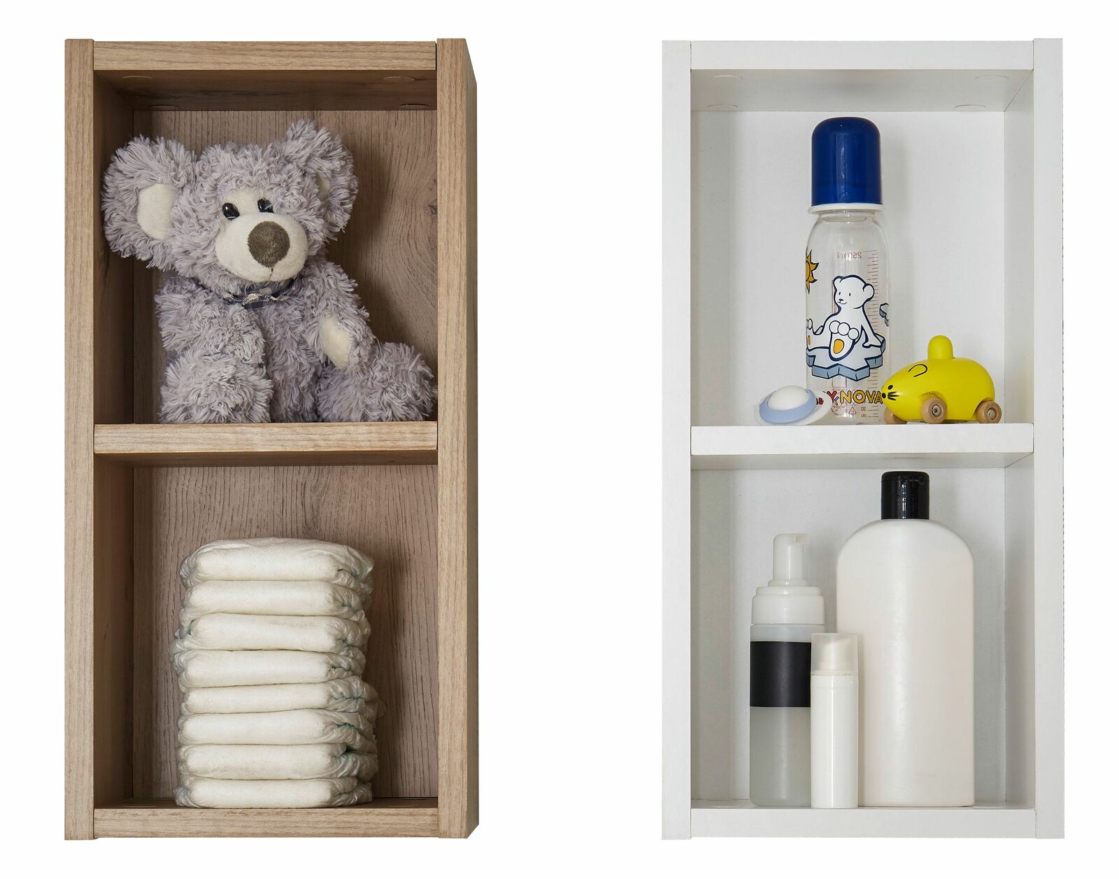 Zwei Hängeboxen der Serie FILOU, eine in Holzoptik mit einem Plüschtier und Windeln, die andere in Weiß mit Babyflasche, Spielzeug und Pflegeprodukten, frontal betrachtet.