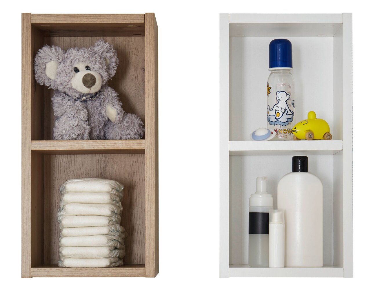 Twee hangende boxen uit de FILOU-serie, de ene in houtlook met een knuffel en luiers, de andere in wit met een babyfles, speelgoed en verzorgingsproducten, gezien vanaf de voorkant.