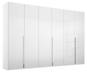 Sechs-türiger Drehtürenschrank in Weiß mit langen, vertikalen Griffen, frontale Perspektive