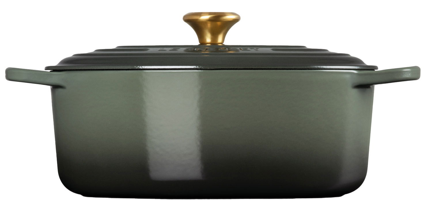 Grüner ovaler Bräter mit goldfarbenem Knauf, seitliche Perspektive