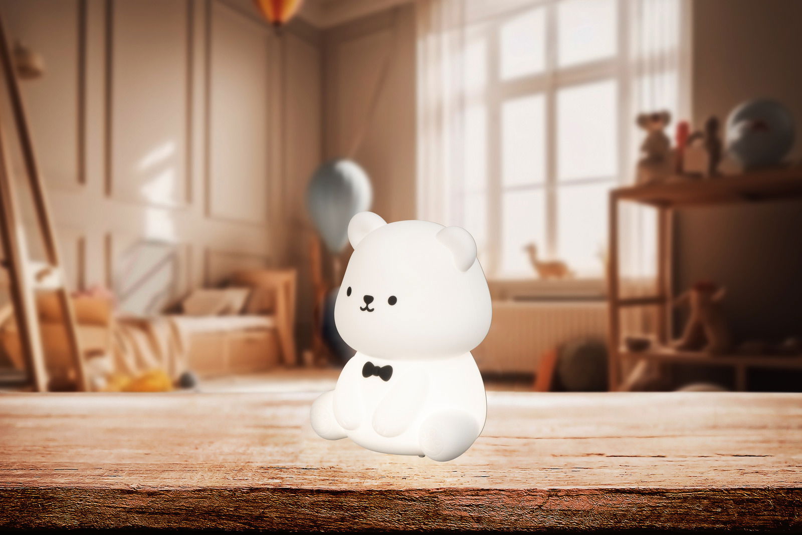 FHL easy Akku-Nachtlicht Bear KARL Niedliches Akku-Nachtlicht in Bärenform mit schwarzer Fliege, auf einem Holztisch in einem gemütlichen Kinderzimmer platziert, seitliche Perspektive.